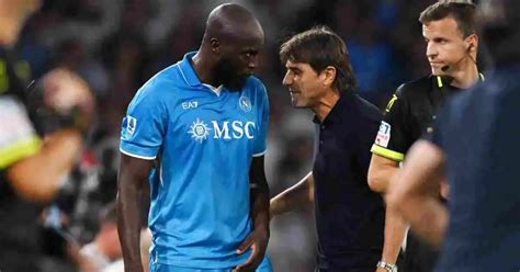 Romelu Lukaku che parla in conferenza stampa sul tema del razzismo