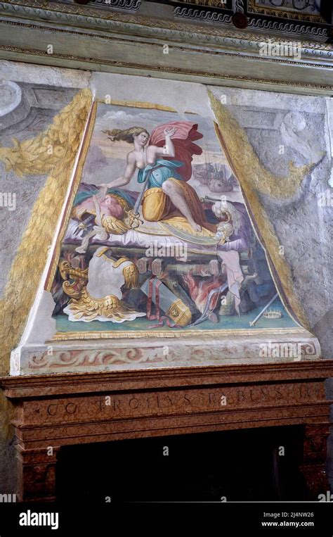 Dettaglio dell'affresco di Diana sul camino