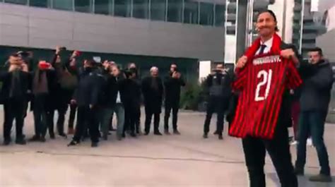 Maglia rossonera di Ibrahimovic bruciata dai tifosi