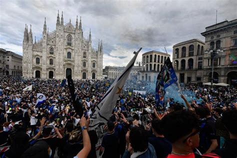 Tifosi dell'Inter con fumogeni e bandiere