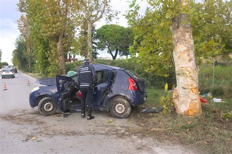 Auto incidentata contro un albero