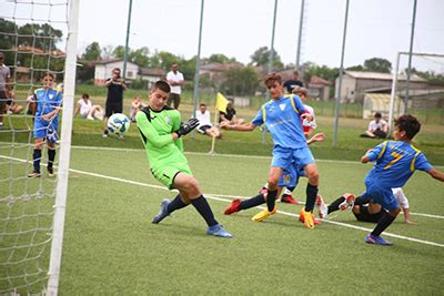 Famiglie al seguito di un torneo di calcio giovanile
