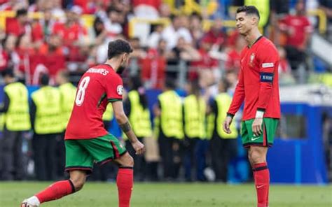 Cristiano Ronaldo esegue il passaggio di schiena