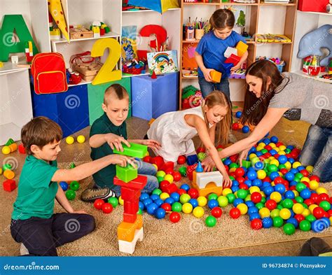 Bambini che giocano in una scuola dell'infanzia