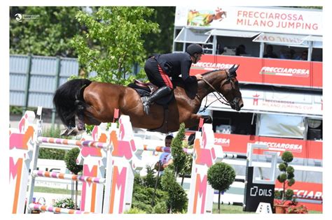 Statua equestre in bronzo all'ingresso dell'Ippodromo Snai San Siro