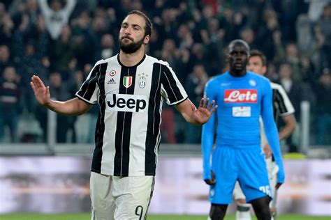 Foto di Gonzalo Higuain che esulta dopo un gol.
