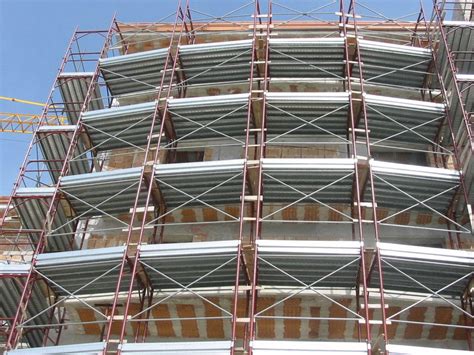 Ponteggio a telai prefabbricati in uso