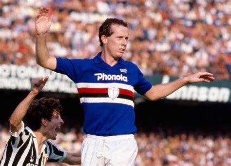 Liam Brady celebra lo scudetto