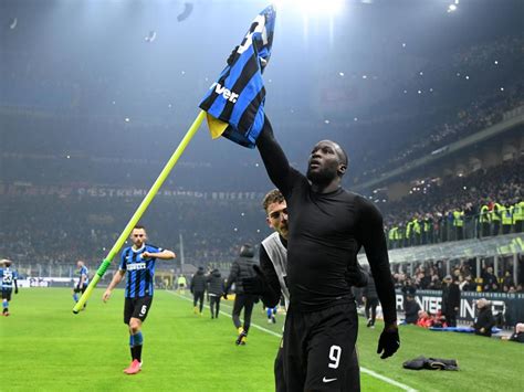 Romelu Lukaku esulta dopo un gol con l'Inter