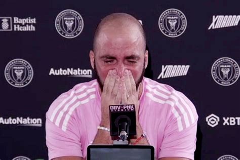 Gonzalo Higuain durante la sua conferenza stampa di ritiro
