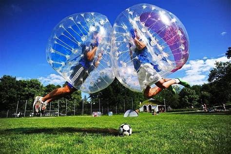 Giocatori di Bubble Football che si scontrano