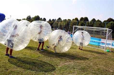 Bambini che giocano a Bubble Football