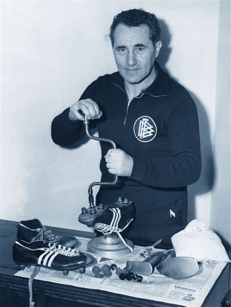 Immagine storica di Adolf Dassler e le prime scarpe Adidas