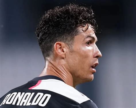Cristiano Ronaldo con diverse acconciature.