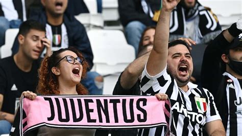 Bandiera Juventus con coro di tifosi