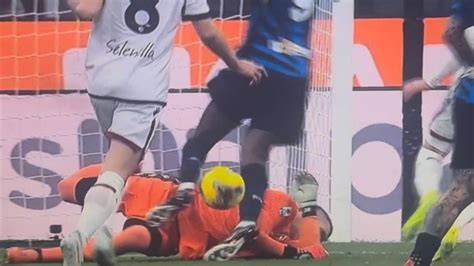Fallo di Samuel su Kalou nell'area dell'Inter