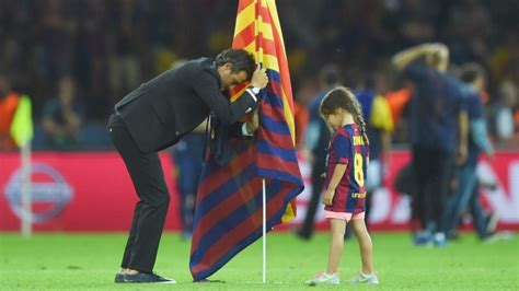 Xana con la maglia di Iniesta e la bandiera catalana