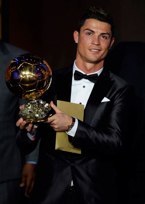 Cristiano Ronaldo che solleva il Pallone d'Oro
