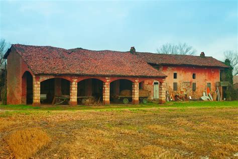 Vecchia fotografia di una cascina rurale