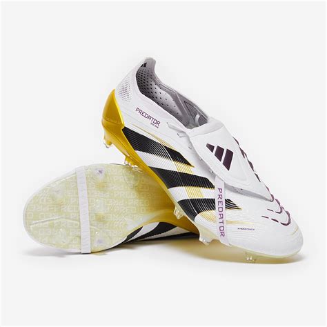 Primo piano delle scarpe da calcio adidas Predator con focus sull'elemento 