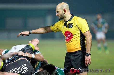 Andrea Piardi mentre dirige una partita di rugby