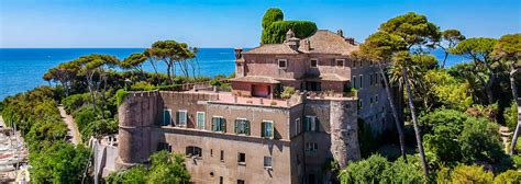 Vista panoramica del Castello Odescalchi di Santa Marinella con il mare sullo sfondo