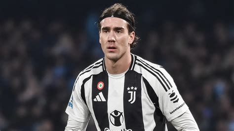 Calciatore Dusan Vlahovic con la maglia della Juventus