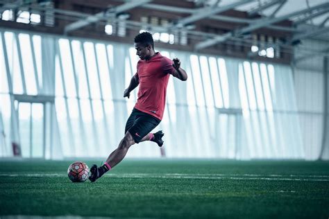 Allenamento di un calciatore con il pallone