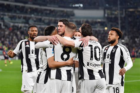 Squadra di calcio giovanile della Juventus che festeggia un gol