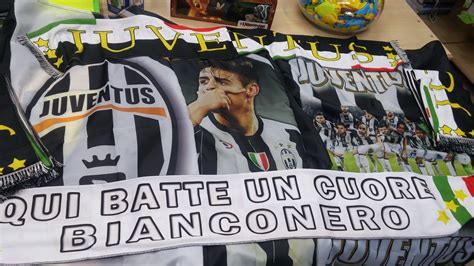 Collezione di sciarpe e bandiere storiche della Juventus