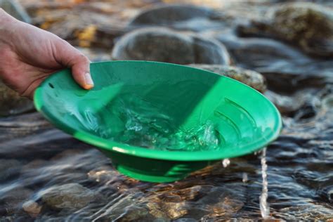 Strumenti del cercatore d'oro: setaccio e batea