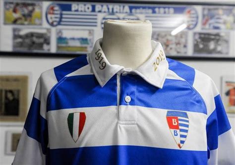 Giovane Alfredo Monza in maglia Pro Patria