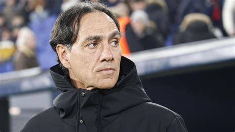 Alfredo Monza seduto in panchina come allenatore della Lazio