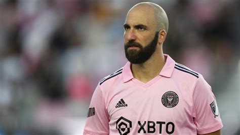 Gonzalo Higuain che protesta con l'arbitro