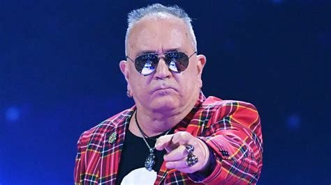 Johnson Righeira che canta con i tifosi dell'Union Saint-Gilloise