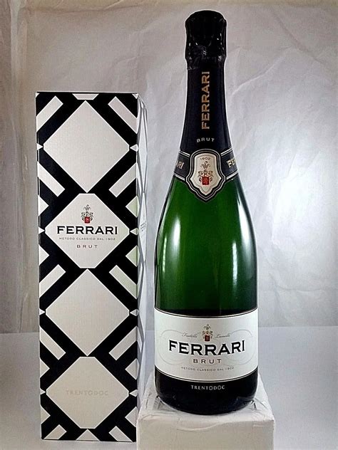 Immagine di una bottiglia di spumante Ferrari con logo Juventus