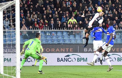 Cristiano Ronaldo che salta per colpire di testa