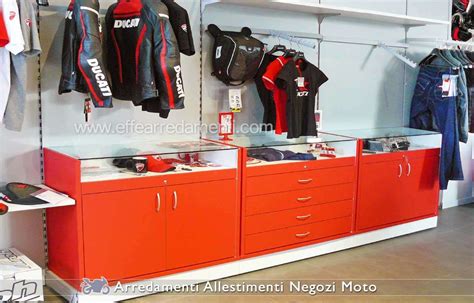 Varietà di accessori moto in esposizione