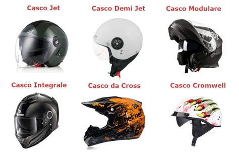 Caschi moto di diverse marche e modelli