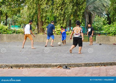 Ragazzi che praticano sport urbani