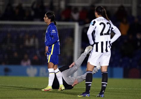 Calciatrice che abbatte un invasore di campo durante una partita