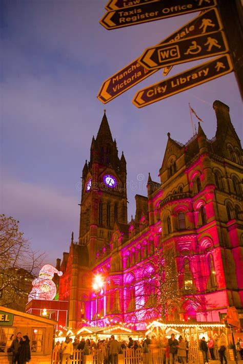 Vista di Albert Square a Manchester durante il periodo natalizio
