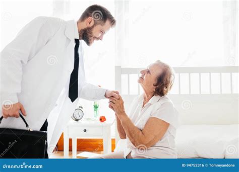 Medico geriatra che visita un paziente anziano