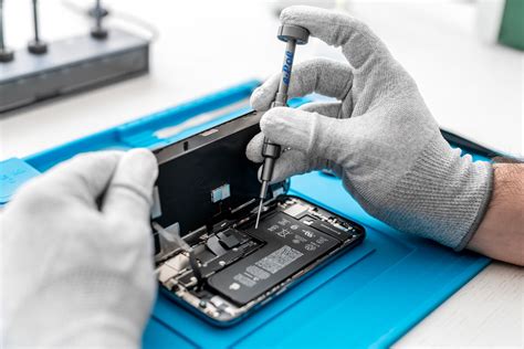 Tecnico che ripara uno schermo di iPhone