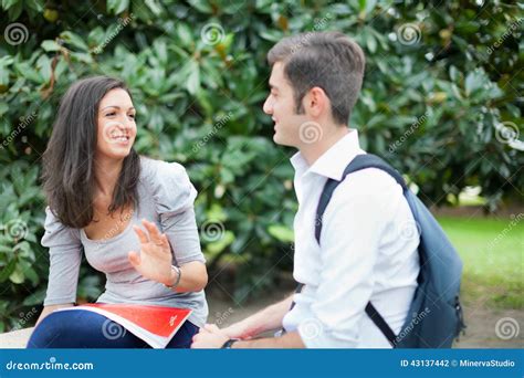 Studenti che parlano inglese in un pub