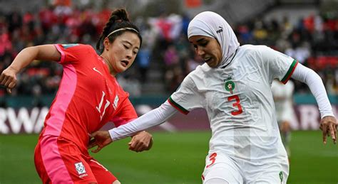 Nouhaila Benzina con il velo durante una partita