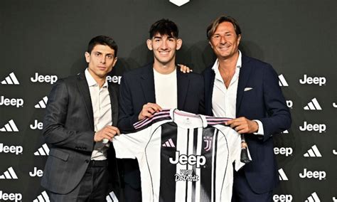 Spogliatoio della Juventus con maglie dei giocatori