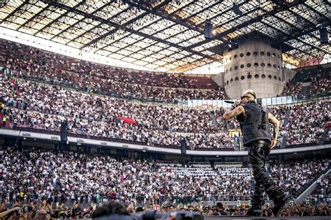 Lazza sul palco di San Siro