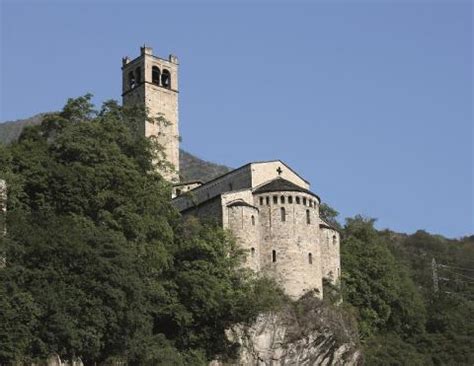 Pieve di San Siro di Cemmo con vista sul fiume Oglio