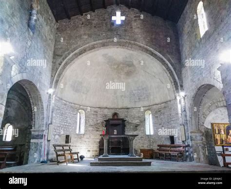 Vista ravvicinata dell'abside della Pieve di San Siro
